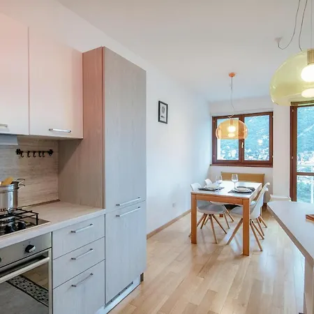 Bird's Eye View - By Myhomeincomo דירה *